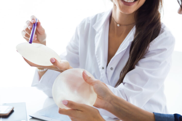 Diferența dintre un implant mamar rotund și implant mamar anatomic