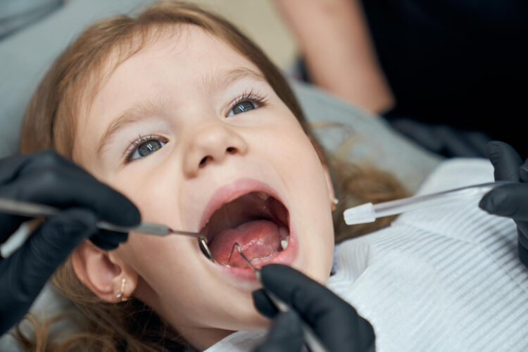 Ruperea dinților de lapte la copii – cauze, simptome și tratamente sigure pentru dentiția temporară