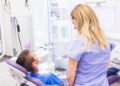 Amorțeala după tratamentul dentar la copii: ce trebuie urmărit până trece anestezia